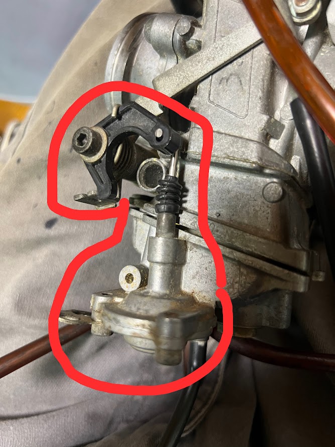 FCRキャブレターの加速ポンプ(赤丸部分)