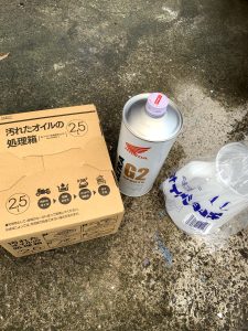 オイル交換のために用意したHonda ULTRA G2のオイル缶と廃油処理箱